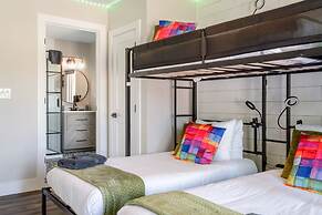 Upstay - Farmhouse on 10 Acres w Pool-tennis-games