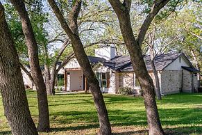 Upstay - Farmhouse on 10 Acres w Pool-tennis-games