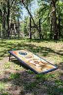 Upstay - Farmhouse on 10 Acres w Pool-tennis-games