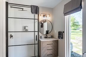 Upstay - Farmhouse on 10 Acres w Pool-tennis-games