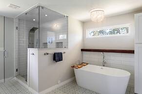 Upstay - Farmhouse on 10 Acres w Pool-tennis-games