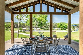 Upstay - Farmhouse on 10 Acres w Pool-tennis-games