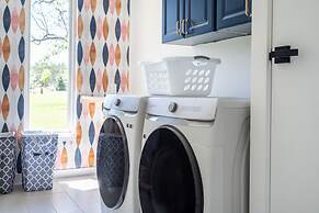 Upstay - Farmhouse on 10 Acres w Pool-tennis-games