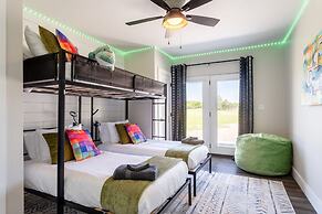 Upstay - Farmhouse on 10 Acres w Pool-tennis-games