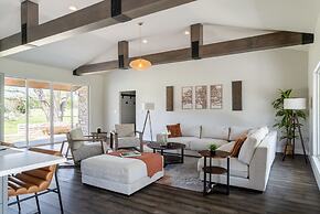 Upstay - Farmhouse on 10 Acres w Pool-tennis-games