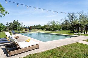 Upstay - Farmhouse on 10 Acres w Pool-tennis-games