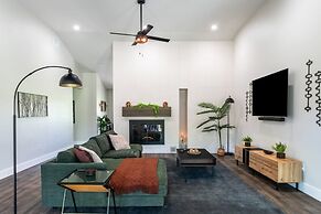 Upstay - Farmhouse on 10 Acres w Pool-tennis-games