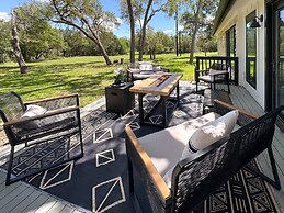 Upstay - Farmhouse on 10 Acres w Pool-tennis-games