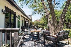 Upstay - Farmhouse on 10 Acres w Pool-tennis-games