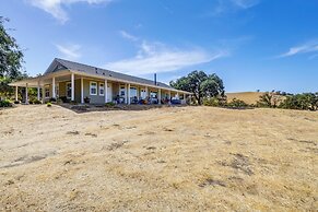 Paso Robles Gem w/ On-site Vineyard: Pets Welcome!