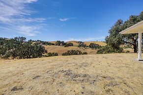 Paso Robles Gem w/ On-site Vineyard: Pets Welcome!