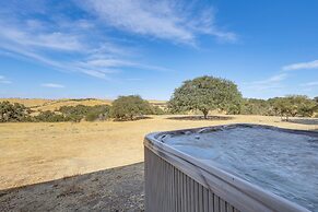 Paso Robles Gem w/ On-site Vineyard: Pets Welcome!
