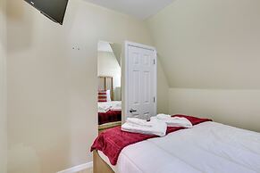 A-frame w/ Patio & Mtn Views: Arizona Retreat