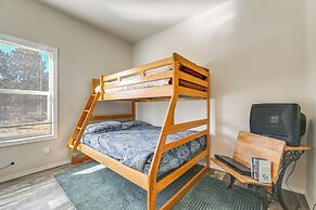 Lakefront Cabin w/ Water & Mtn Views in Chiloquin