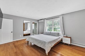 Minimal Modern Home Getaway 4 Bedroom Home
