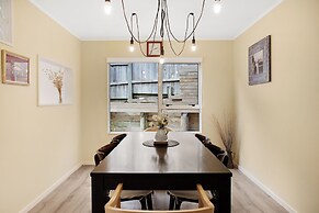 Glen's Hidden Gem with Parking and Deck