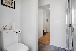 Glen's Hidden Gem with Parking and Deck