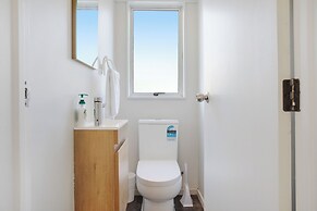 Glen's Hidden Gem with Parking and Deck