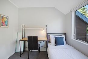 Glen's Hidden Gem with Parking and Deck