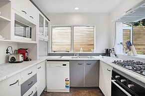 Glen's Hidden Gem with Parking and Deck