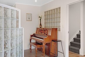 Glen's Hidden Gem with Parking and Deck