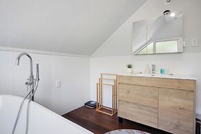 Glen's Hidden Gem with Parking and Deck