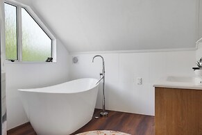 Glen's Hidden Gem with Parking and Deck