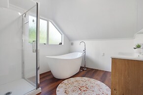 Glen's Hidden Gem with Parking and Deck