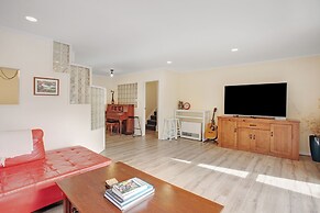 Glen's Hidden Gem with Parking and Deck