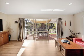 Glen's Hidden Gem with Parking and Deck