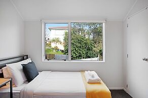 Glen's Hidden Gem with Parking and Deck