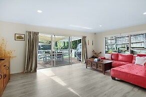 Glen's Hidden Gem with Parking and Deck