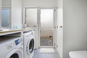 Glen's Hidden Gem with Parking and Deck