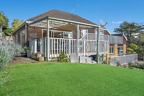 Glen's Hidden Gem with Parking and Deck