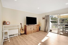 Glen's Hidden Gem with Parking and Deck