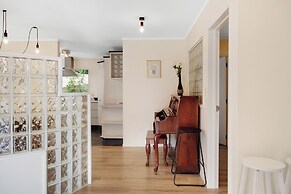 Glen's Hidden Gem with Parking and Deck