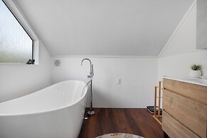 Glen's Hidden Gem with Parking and Deck