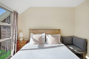 Glen's Hidden Gem with Parking and Deck