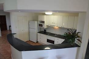 Zen Bridgeport Waterfront Balcony Dining - Pool