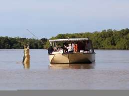 Zen Bridgeport Waterfront Balcony Dining - Pool