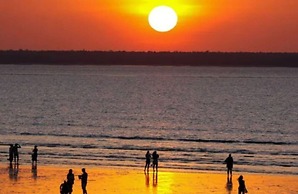 Zen Bridgeport Waterfront Balcony Dining - Pool