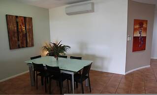 Zen Bridgeport Waterfront Balcony Dining - Pool