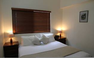 Zen Bridgeport Waterfront Balcony Dining - Pool