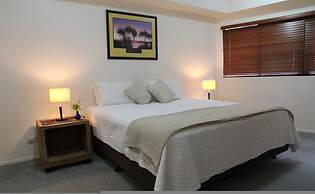 Zen Bridgeport Waterfront Balcony Dining - Pool