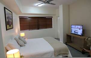 Zen Bridgeport Waterfront Balcony Dining - Pool