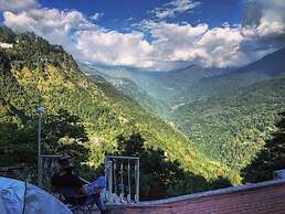 Ronglyang Lotus Villa Homestay (Near MG Road)