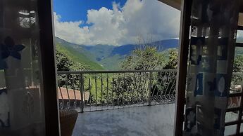 Ronglyang Lotus Villa Homestay (Near MG Road)