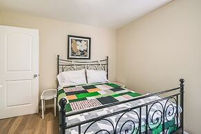 2 Mi to Potomac Mills: Modern Home in Woodbridge