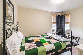 2 Mi to Potomac Mills: Modern Home in Woodbridge