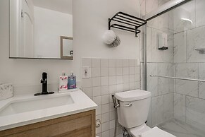 2 Mi to Potomac Mills: Modern Home in Woodbridge